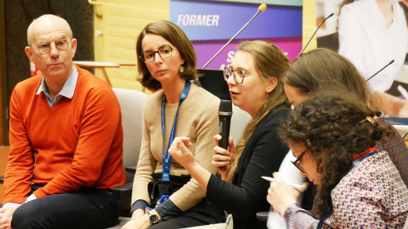 De gauche à droite : Emmanuel LE GOFF (Responsable pôle travail de LADAPT), Docteur Aurélie RICHARD-MORNAS (praticien au service de neurologie fonctionnelle et épileptologie HCL), Dr Alizée FIQUEMONT (médecin du travail HCL), Charline LEGER (cadre de santé HCL) et Clémence DENIS (référente handicap HCL).