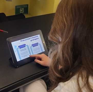 Une étudiante en soins infirmiers consulte les vidéos qui déroulent toutes les étapes de la pose de voie veineuse périphérique