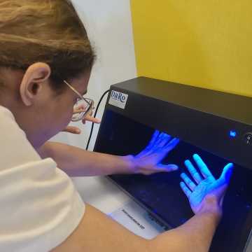 La lumière bleue révèle la qualité du lavage des mains