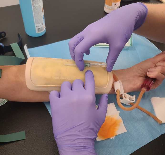 Le pad en silicone est placé sur le bras de la formatrice.