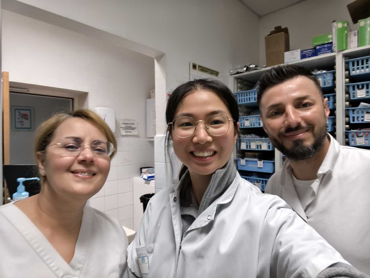 Selfie de Wanyi avec deux collègues dans le service