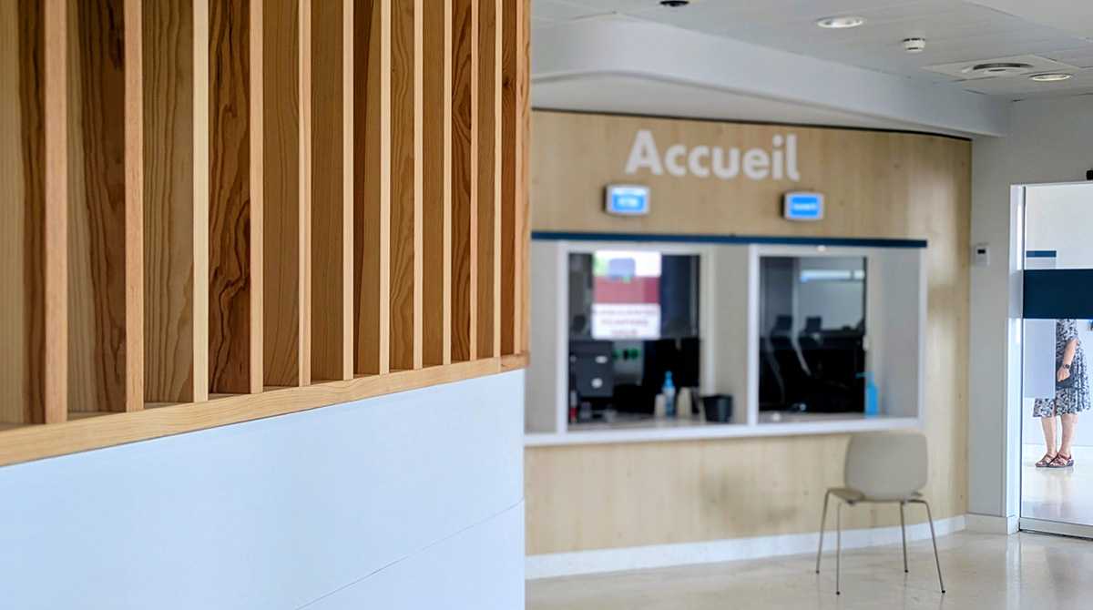 accueil des urgences de l'hôpital de la Croix-Rousse avec tasseaux de bois