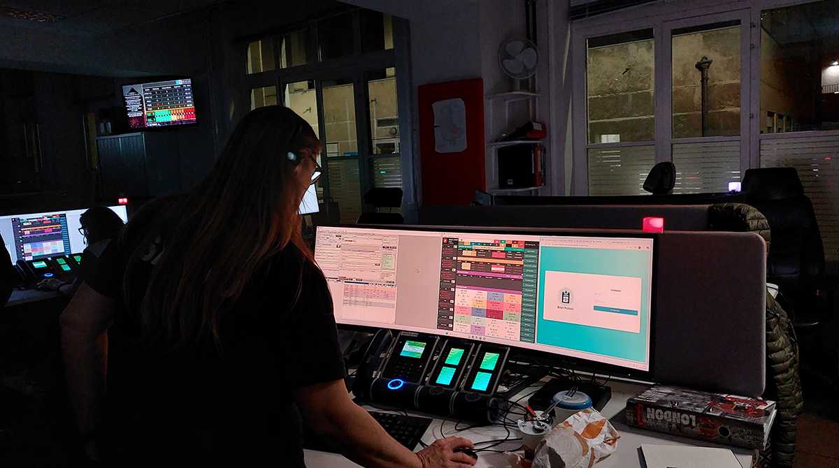 ARM derrière ses écrans d'ordinateur dans la pénombre