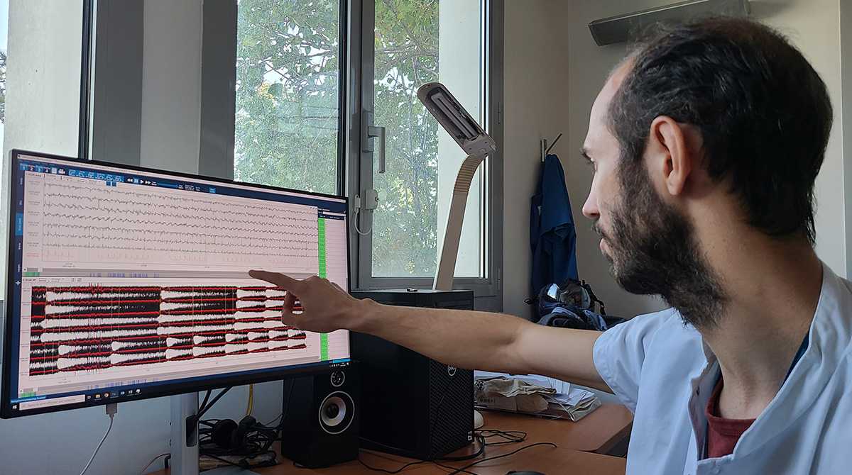 Baptiste Balança pointant du doigt l'écran de son ordinateur