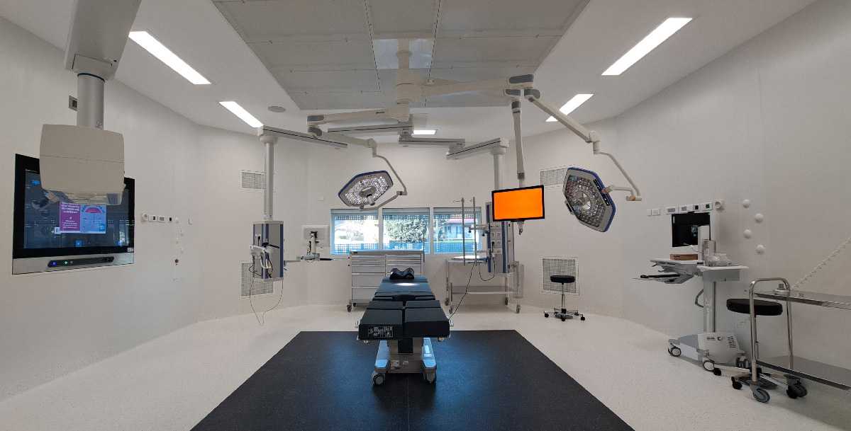 salle de bloc opératoire aux mur blancs