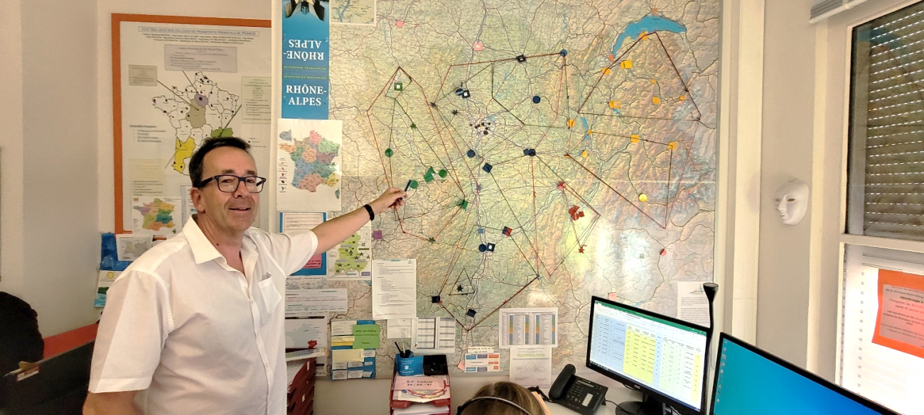 La carte créée par le Pr Olivier Dupuis pour optimiser les trajets entre maternités est affichée à la vue de tous dans les locaux de la CRTP.