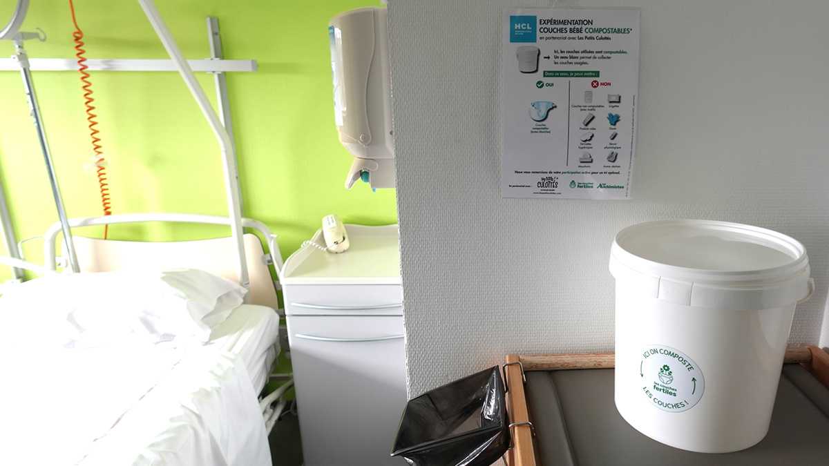 Seaux disposés dans chaque chambre de la maternité de l’hôpital