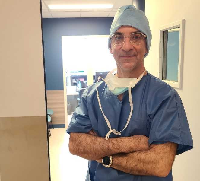 chirurgien habillé en bleu et bras croisés