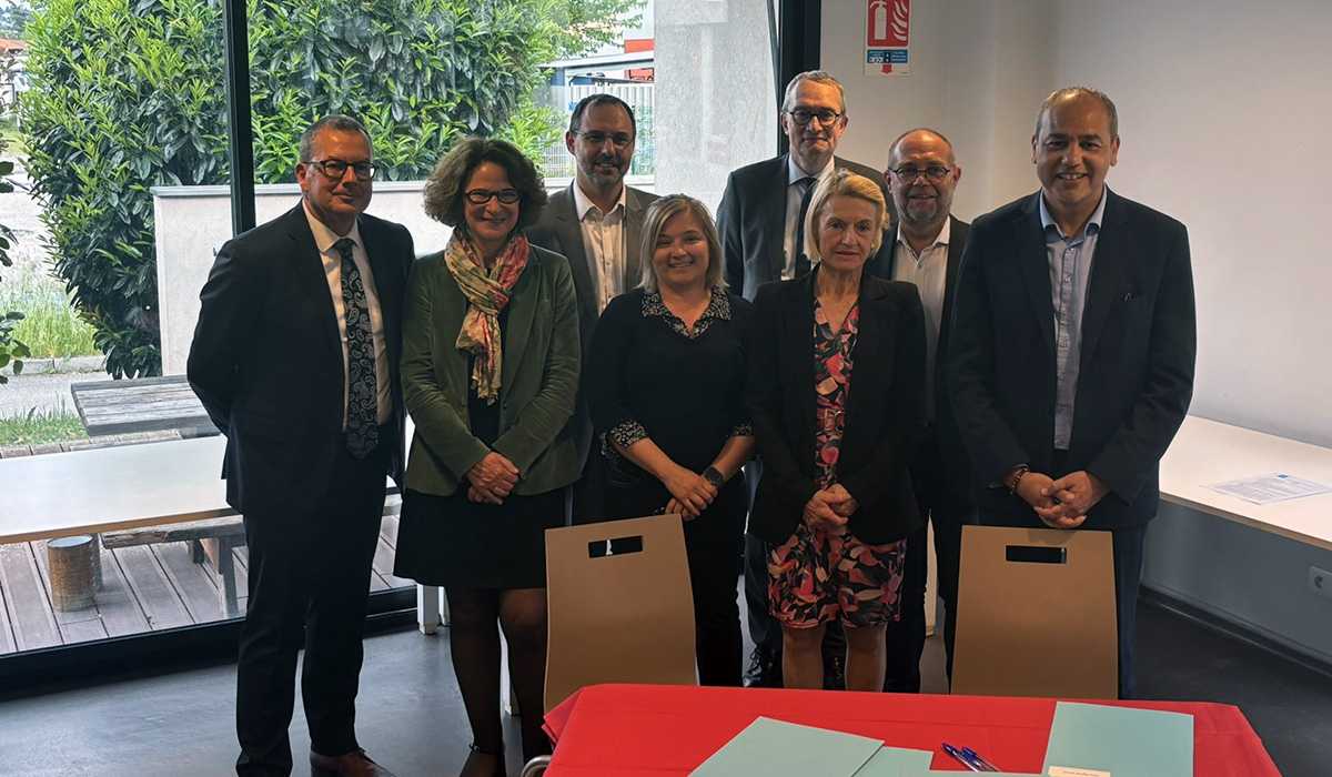 De gauche à droite : - Raymond LE MOIGN, DG HCL - Annick AMIEL-GRIGNARD : Directrice déléguée du Centre Hospitalier du Mont d'Or qui devient la Directrice déléguée du Centre Hospitalier de Givors et de l'EHPAD de Chaponnay au 1er juin 2025 - Nicolas VARIGNY, Maire de Chaponnay - Dr Vanessa POTACSEK, Présidente de la CPTS des Coteaux Rhodaniens et Co-Présidente de l’inter-CPTS du Rhône - Philippe GUÉTAT, Directeur départemental du Rhône et de la métropole de Lyon au sein de l'ARS AURA - Corinne JOSÉPHINE, D