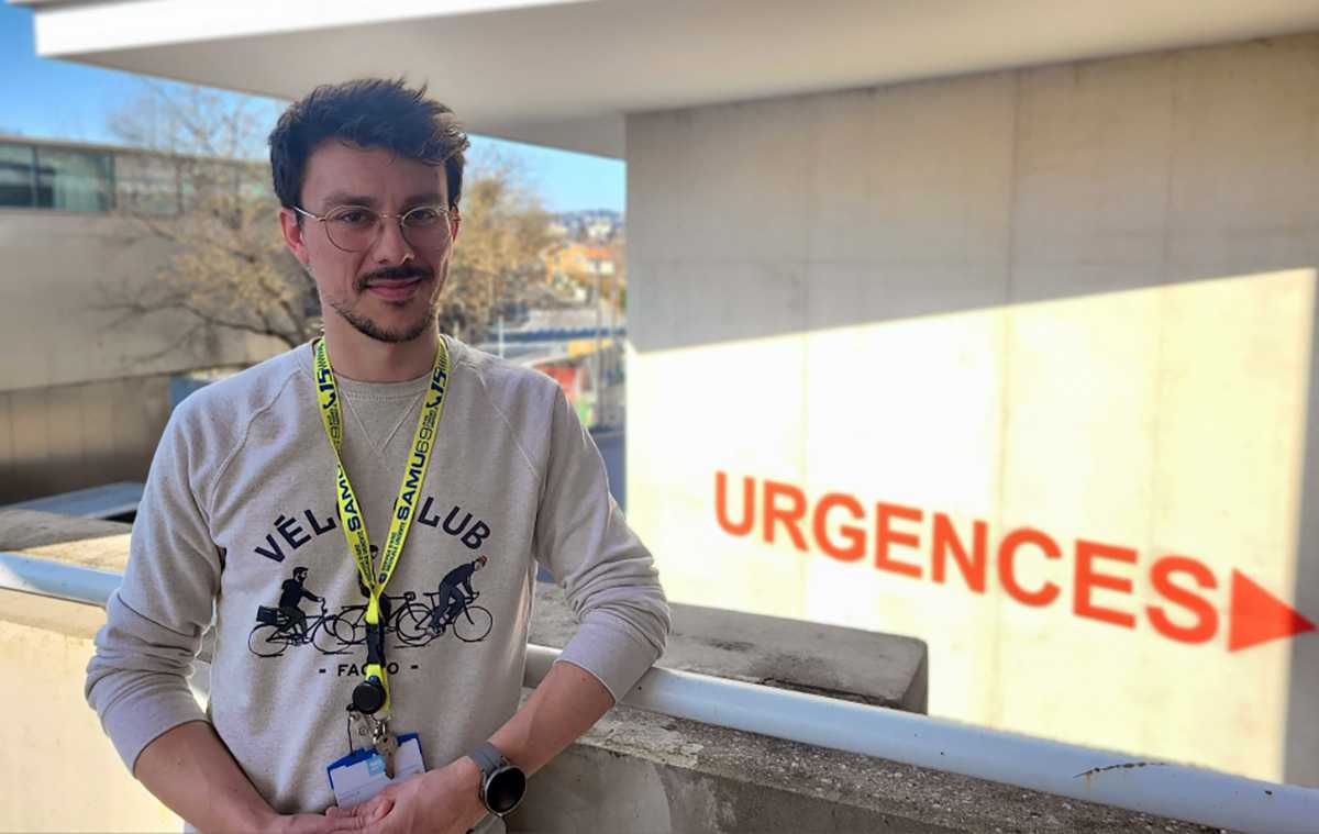 Dr Clément Ricordeau accoudé sur un muret devant l'entrée des urgences