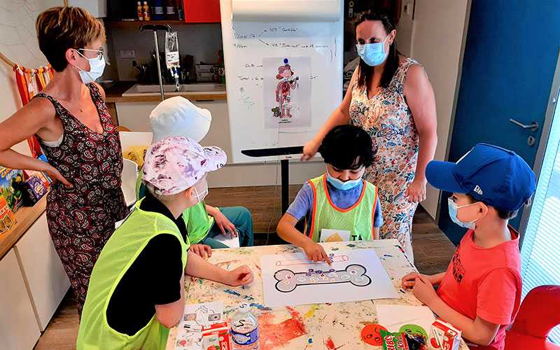 À l’Institut d’hématologie et d’oncologie pédiatrique (IHOPe), les enfants atteints de leucémies apprivoisent la maladie et son traitement dans des ateliers conçus spécialement pour eux