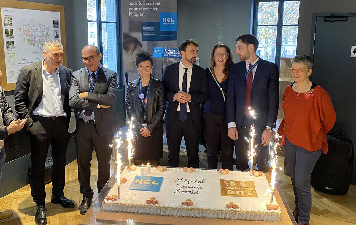 Gâteau pour les 90 ans de l'hôpital Edouard Herriot