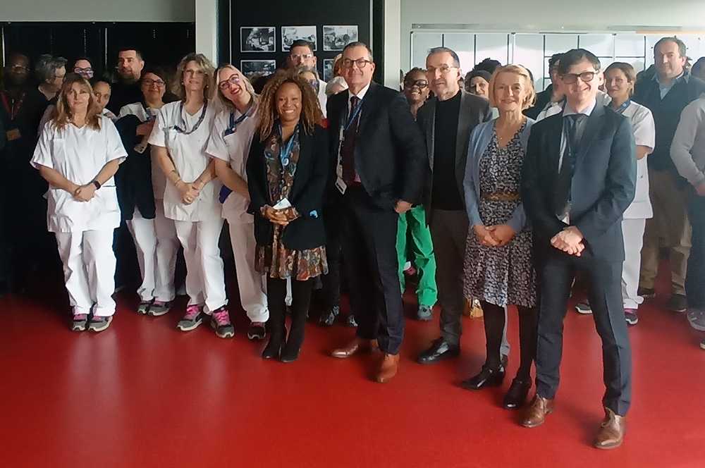 Photo de groupe lors des 10 ans de la blanchisserie