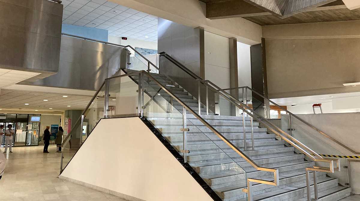 Hall d'accueil de l'hôpital Louis Pradel