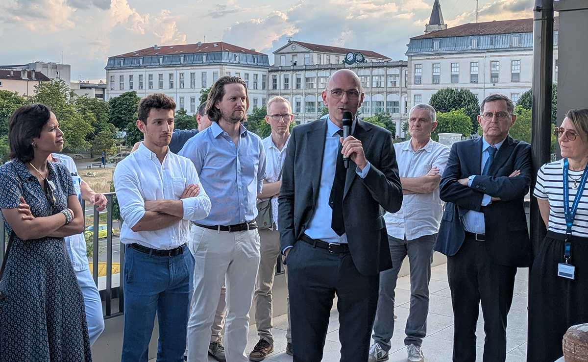 Discours avec plusieurs personnes debouts