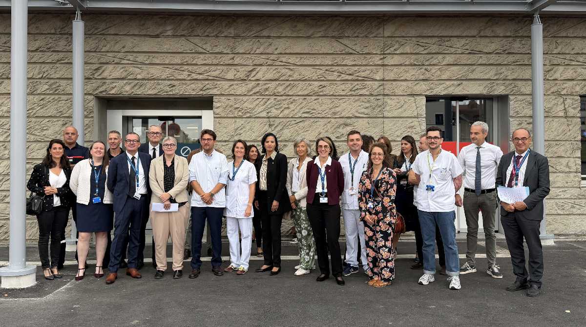 Photo de groupe devant les nouvelles urgences de l'hôpital de la Croix-Rousse