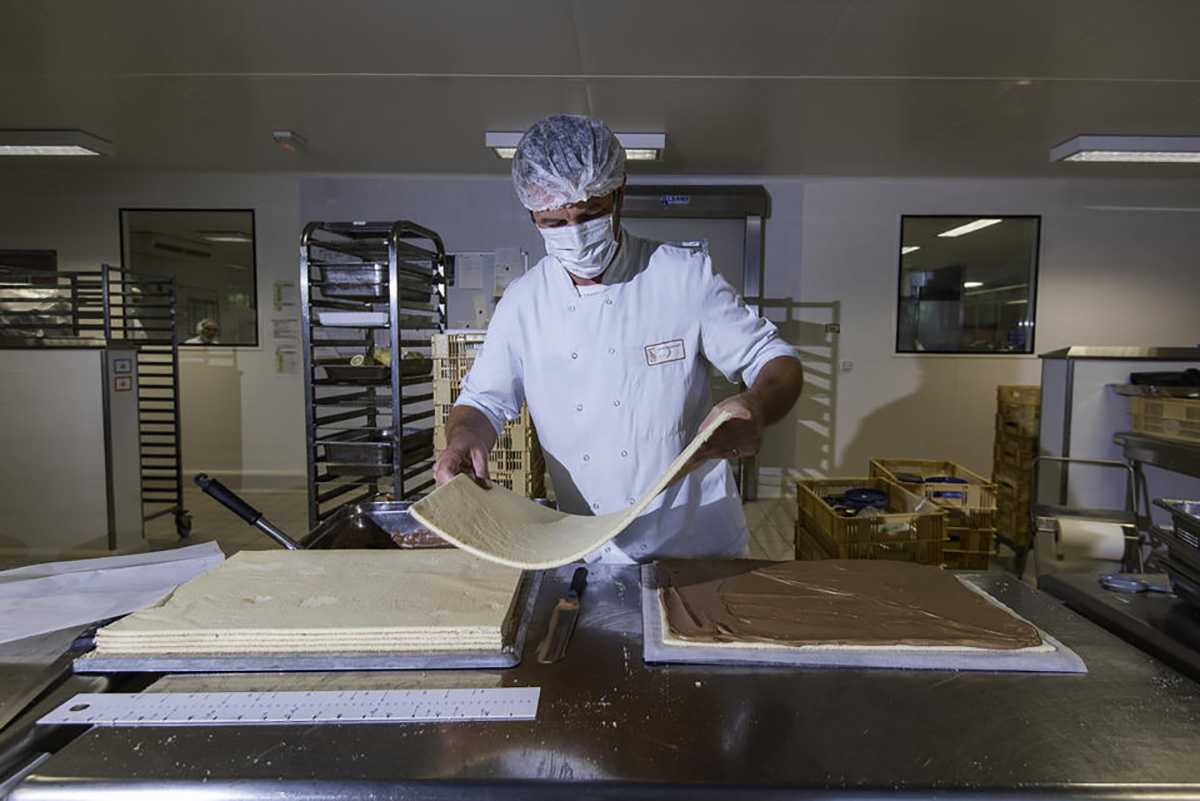 Lionnel Vezinaud à la cuisine centrale (pâtisserie)