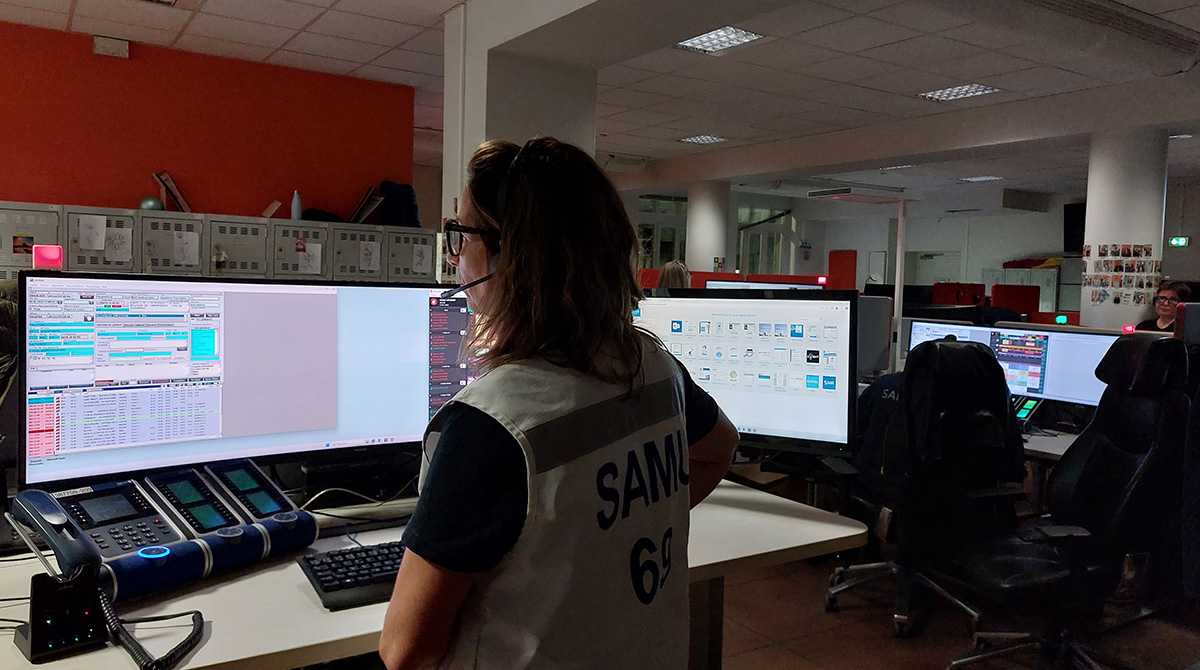 Liviane de dos devant ses écrans