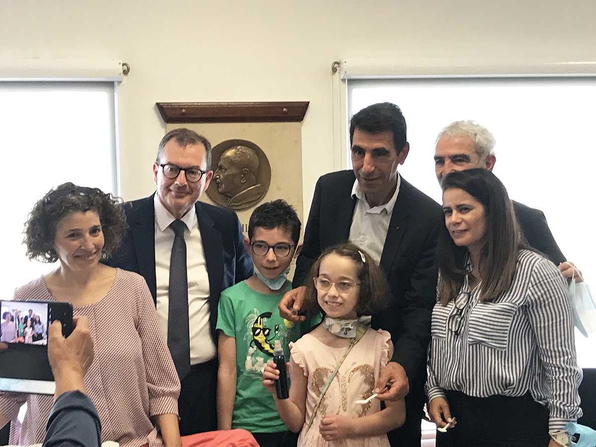 De gauche à droite, Nora Kouadri, tante de Clara et Matteo, Raymond Le Moign, directeur général des HCL, Abdel Aïssou, président du Collectif, Raymond Domenech et Hamzaouia Hamzaoui adjointe à la mairie de Caluire.
