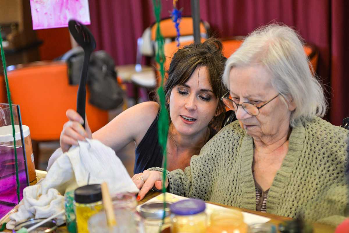 Personne âgée et femme lors d'un atelier
