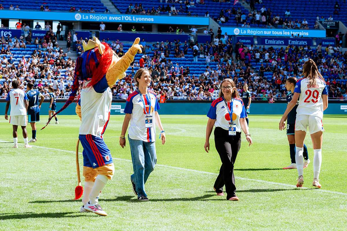  © Zoé Jeulin / OL Lyonnes  Pr Marion Cortet, Zoé Delzoppo, la mascotte et les joueuses de foot