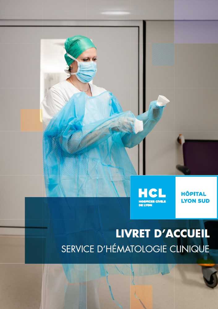 professionnelle de santé en blouse bleu, masque et charlotte