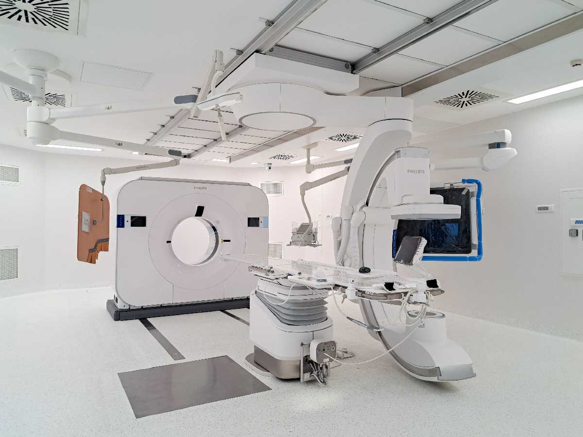 une salle de radiologie, tous les murs et les équipements sont blancs