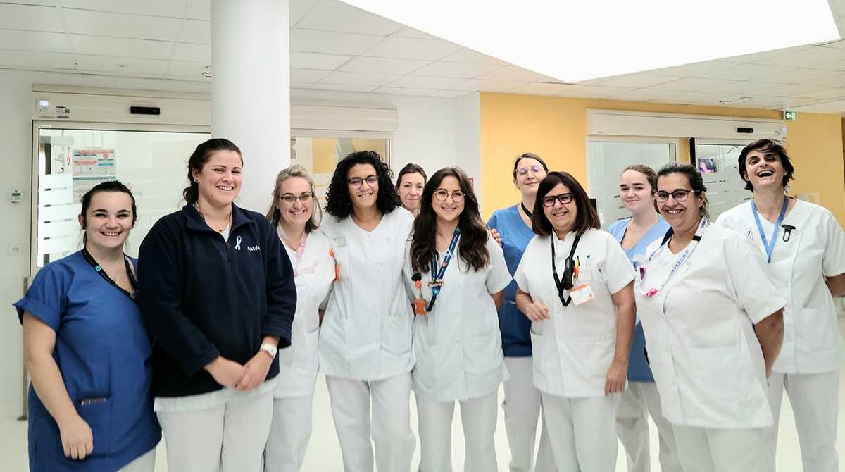 Photo d'équipe du service de réanimation adulte de l'hôpital Louis Pradel