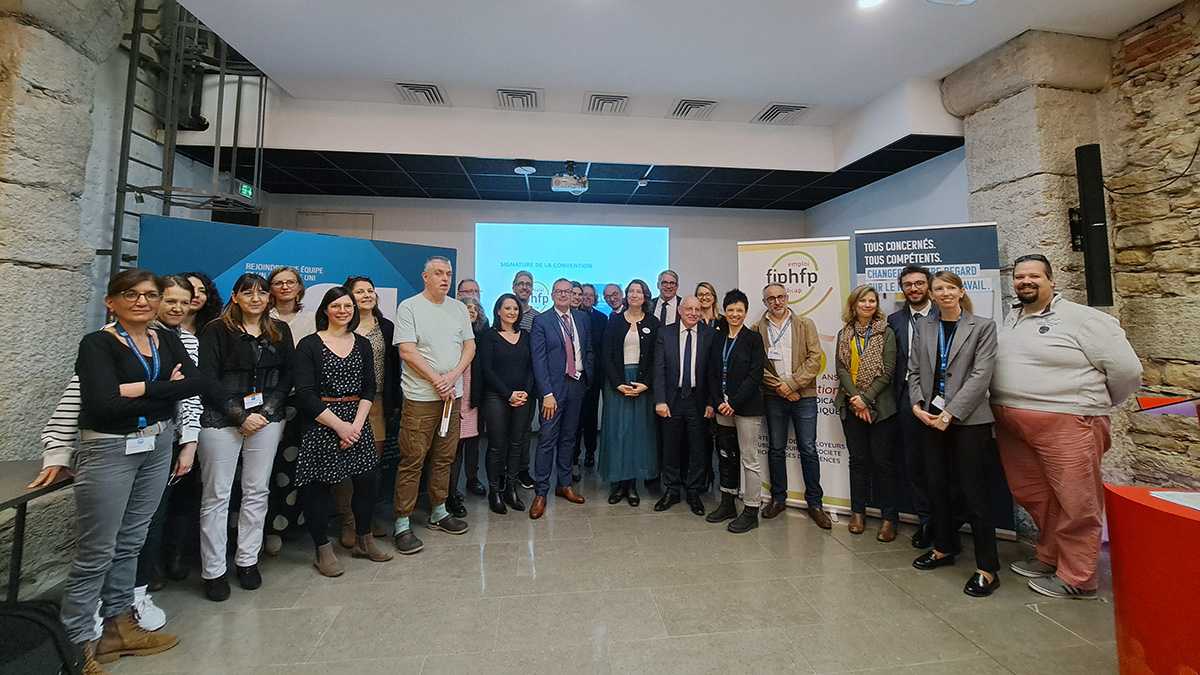 Photo de groupe lors de la signature de la 6e convention avec la FIPHFP