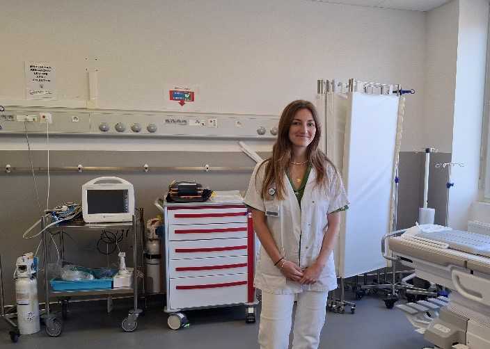 Photo d'une internet à l'hôpital avec cheveux longs et blouse blanche