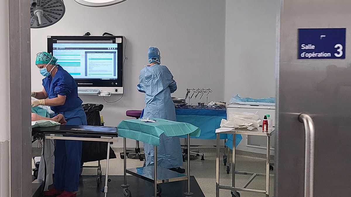 Les infirmières de bloc préparent le patient et l'instrumentation avant l'arrivée des chirurgiens