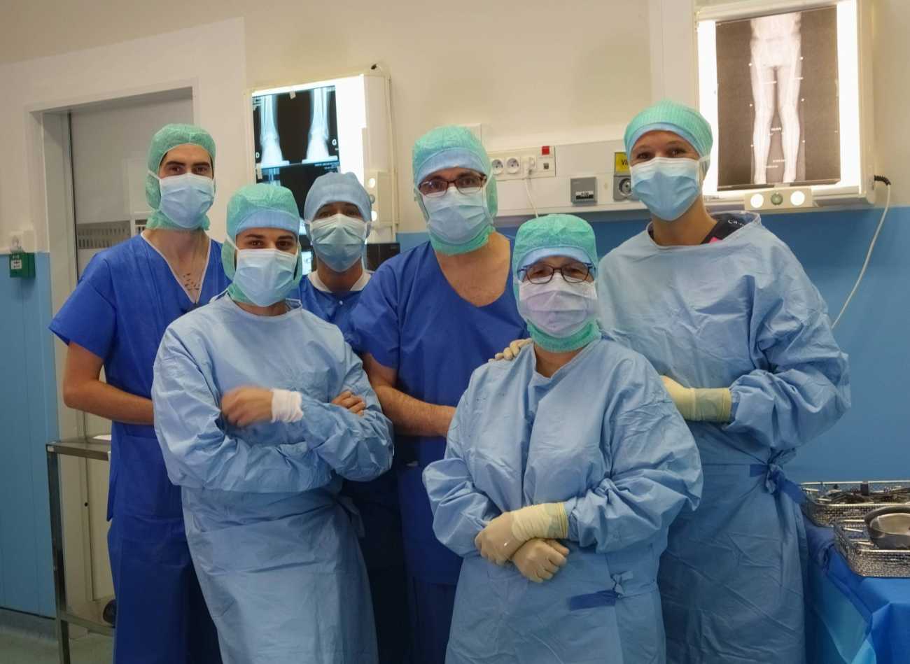Une partie de l’équipe chirurgicale lors de la 1re pose de la prothèse Quantum™, le 21 septembre 2021