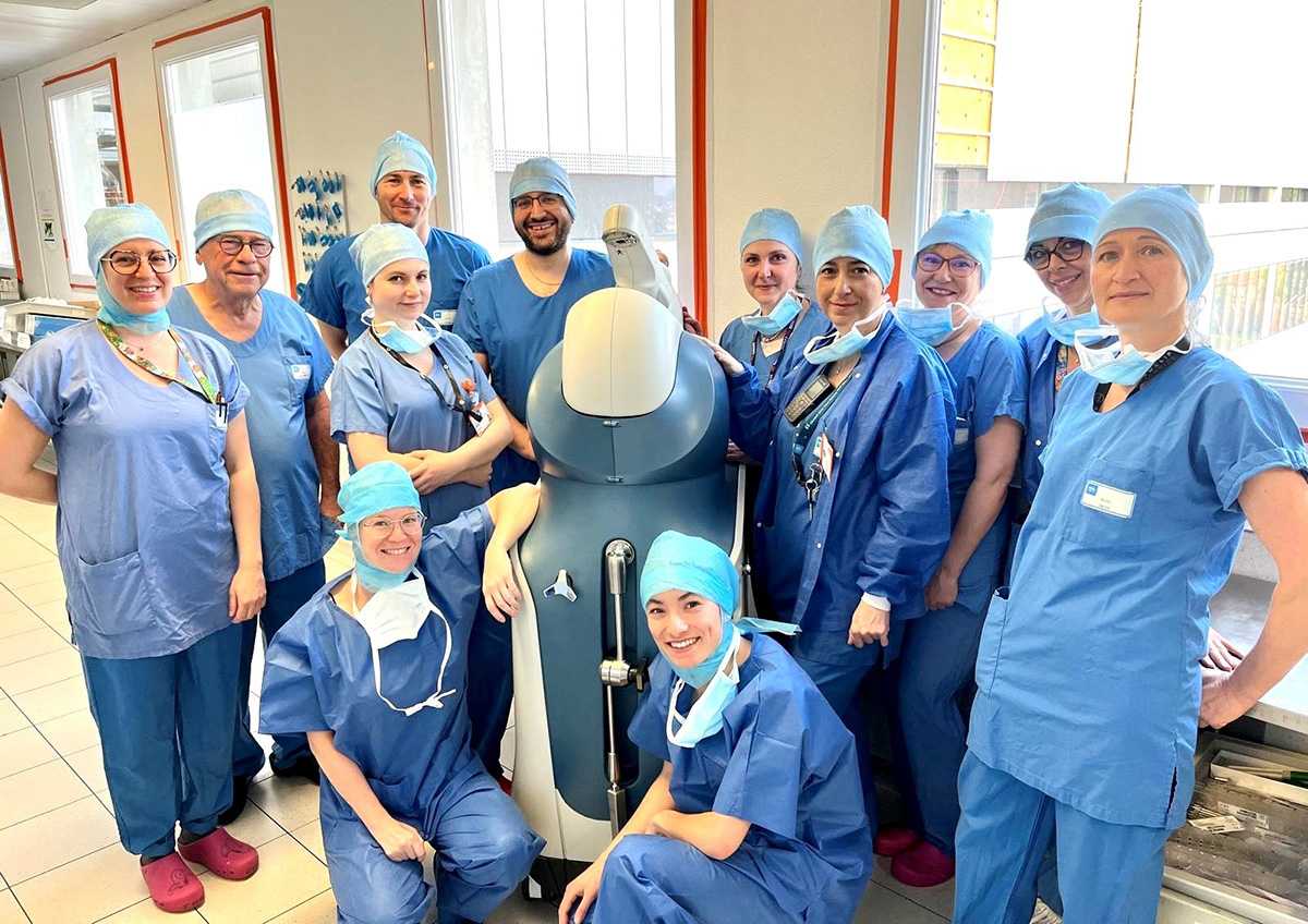 Photo d'équipe du service de chirurgie orthopédique et traumatologie de l’hôpital Lyon Sud lors de l’arrivée du robot MAKO