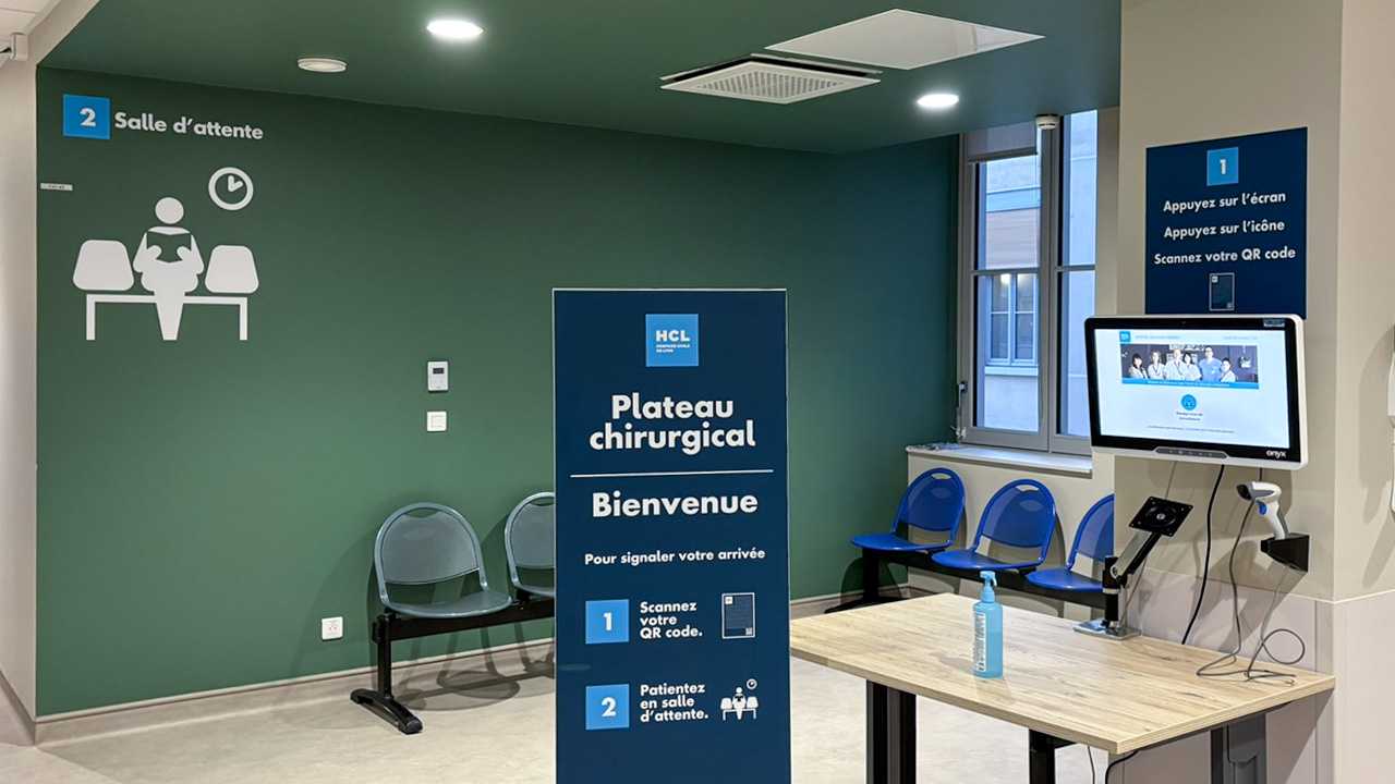 Intérieur avec un mur de couleur verte et le texte "Salle d'attente". Au centre un panneau "Plateau chirurgical" avec les étapes expliquées.