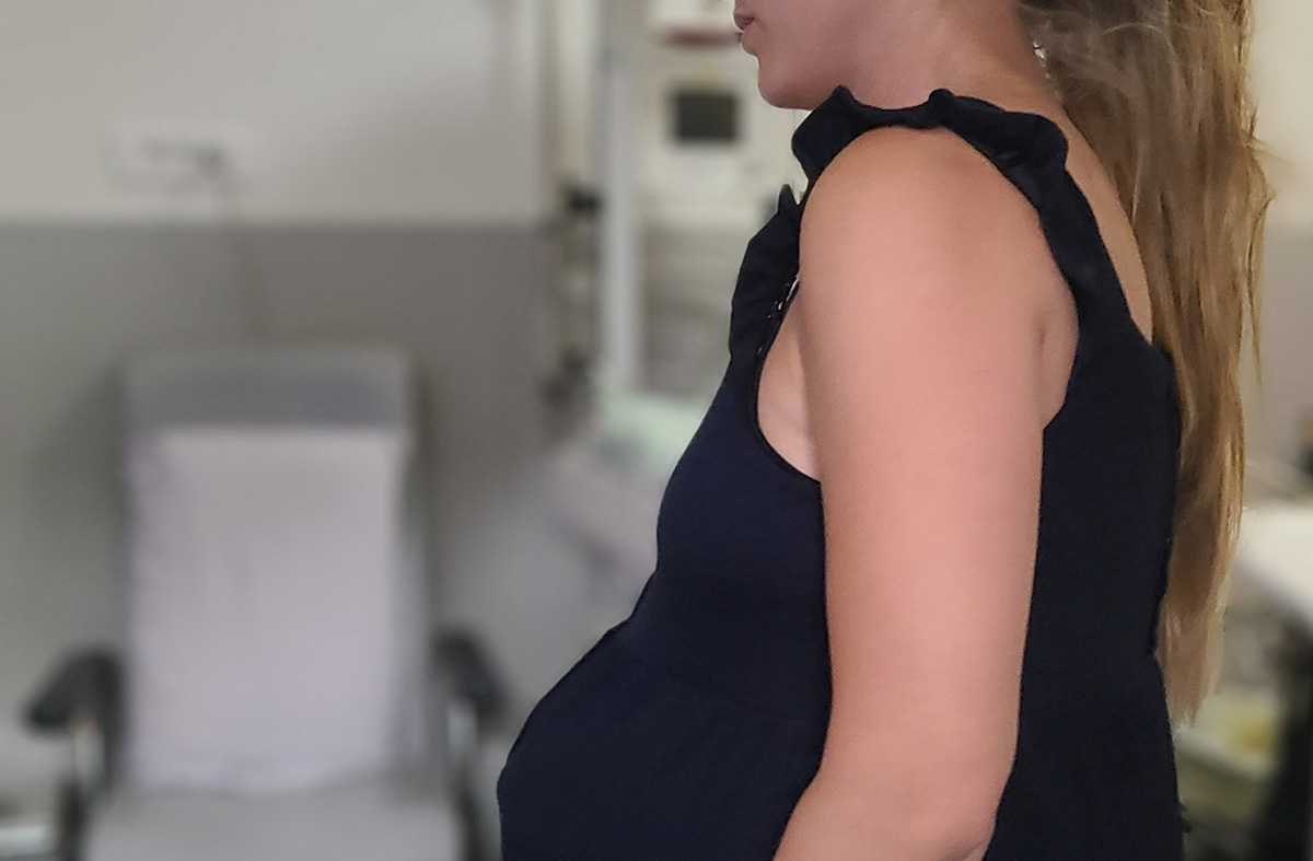 Femme pendant le travail en salle de naissance