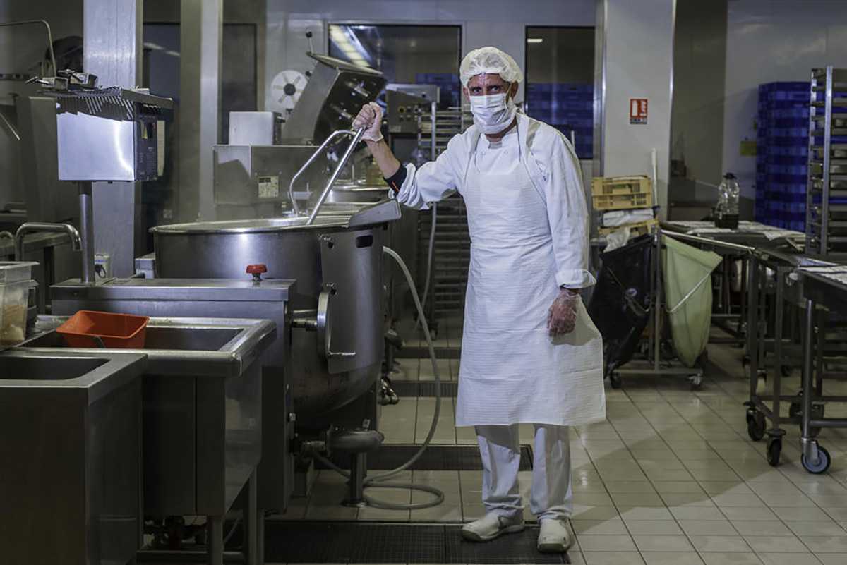 Sébastien Paupier à la production chaude de la cuisine centrale