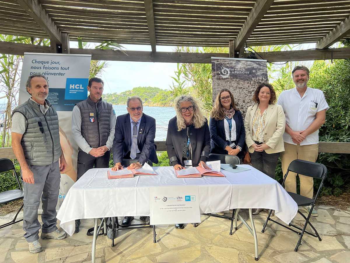 Lors de la signature de la convention avec 7 personnes