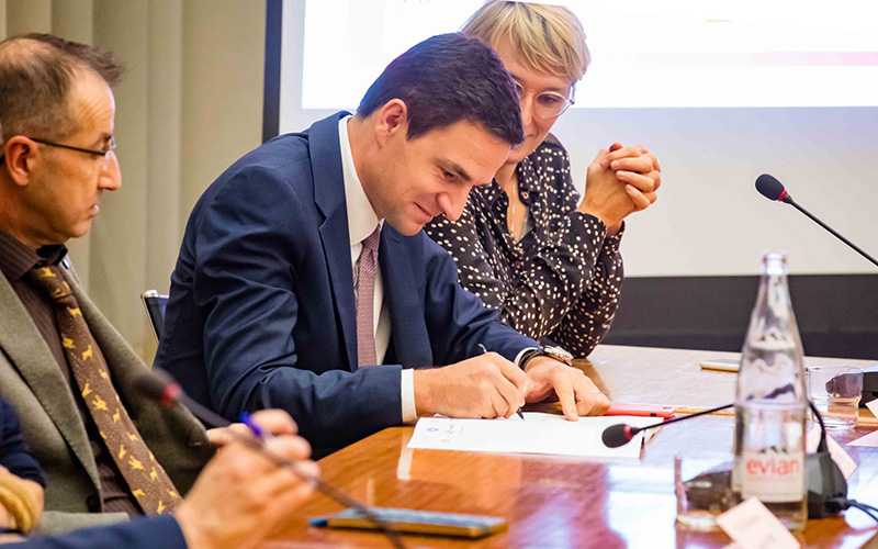 Signature, le 10 octobre 2023, du contrat local de santé de la ville de Villeurbanne par Loïc Delastre, Directeur Général Adjoint des HCL © Fiona Blair - Villeurbanne