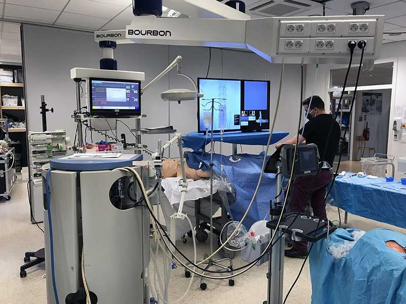 Intervention du technicien de la société Laerdal Médical, fournisseur de matériels de formation et thérapeutique, lors de la journée de simulation, en juin 2021.