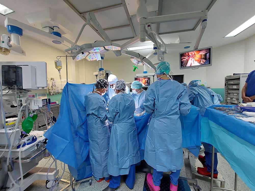 10h14. Dans un léger crépitement, le bistouri électrique dessine un L sur l’abdomen de la fillette seule partie de son corps, avec une petite main perfusée, qui émerge du champ opératoire.