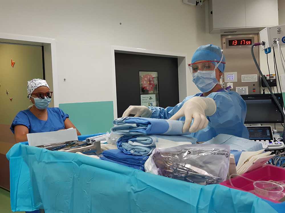 Dans l’espace réduit du bloc, les infirmières de blocs (Ibode) installent le matériel sur un champ stérile – plus de 50 instruments, écarteurs et autres dispositifs
