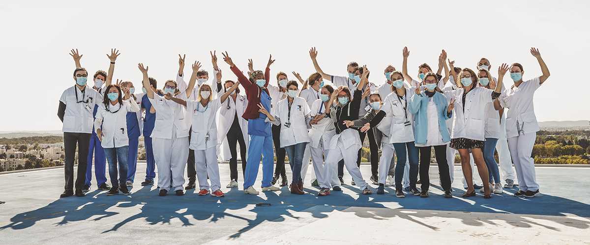 Photo d'équipe de l'USIC sur l'hélistation hôpital Louis Pradel