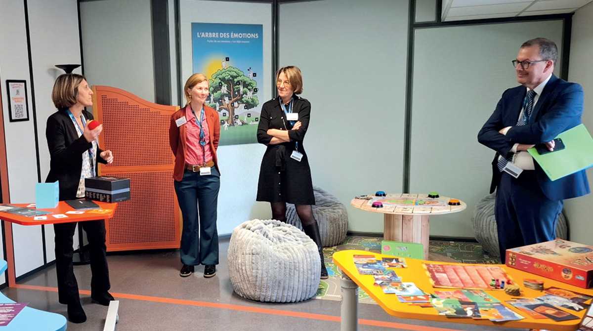 4 personnes debout durant l'inauguration de la salle de créativité