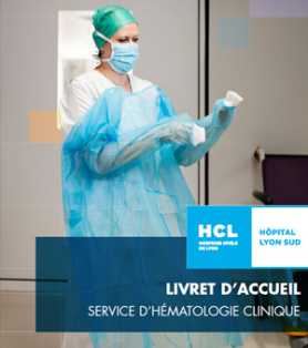Professionnelle de santé en blouse bleue, masque et charlotte